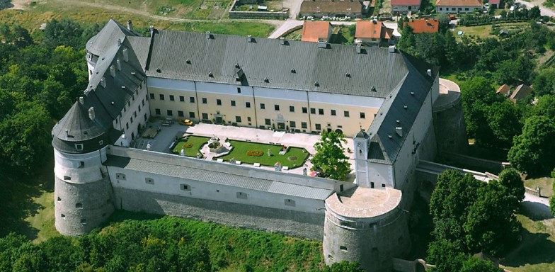 Die Burg Rotenstein und die Weintour in den Kleinen Karpaten mit Weinprobe