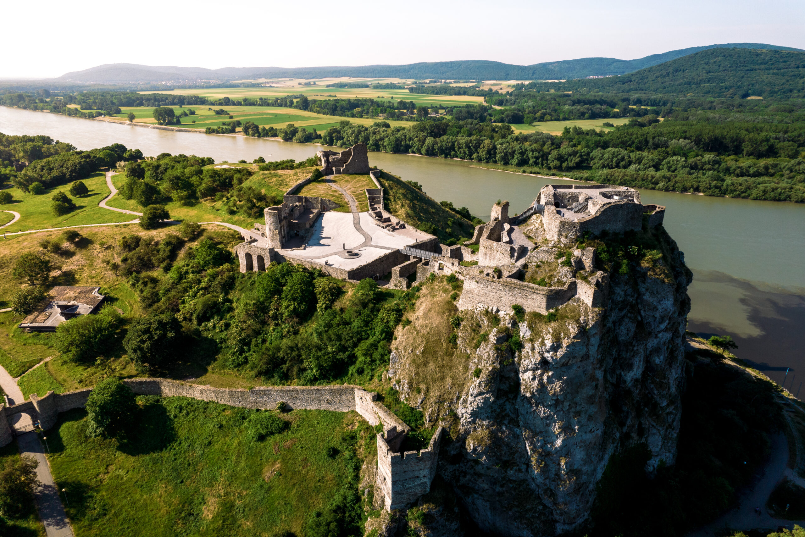 čo robiť v bratislave - Hrad Devín