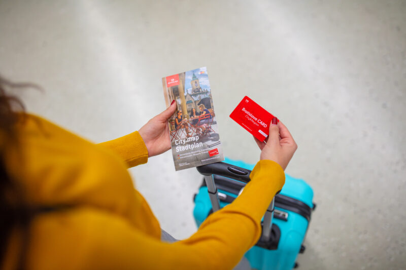 pani držiaca Bratislava Card a mapu mesta
