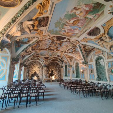 modra sien na cervenom kameni