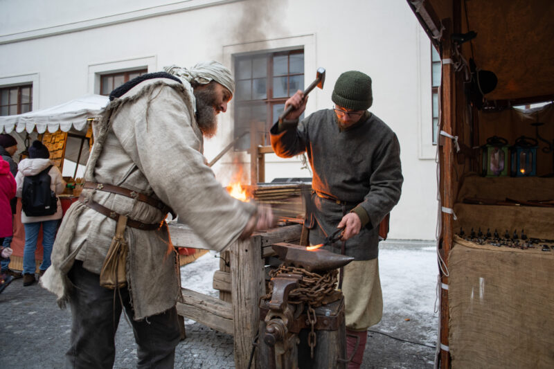 Stredoveké Vianočné trhy - kováč kuje